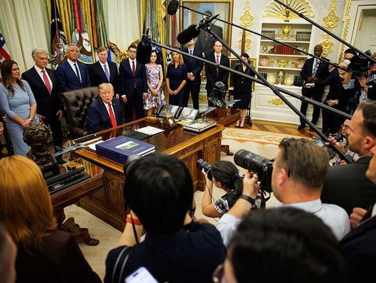 Trump: Biały Dom nie prowadzi ataku na wolną prasę, lecz walczy z fake newsami