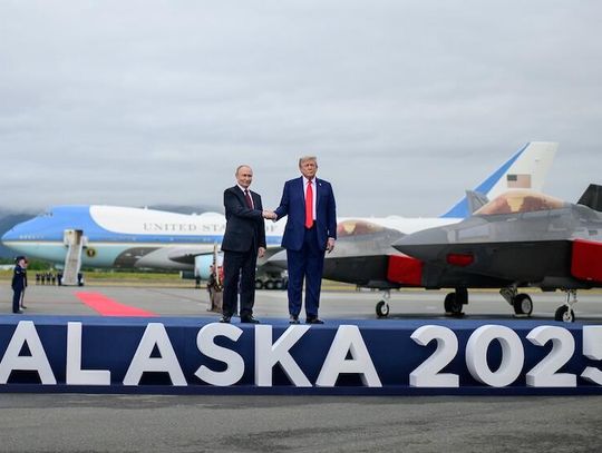 Trump i Putin przywitali się na płycie lotniska bazy Elmendorf-Richardson na Alasce