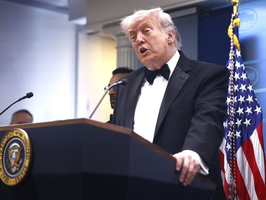 Trump: Iran poinformował nas, że jest „w stanie upadku”