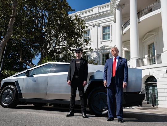 Trump ogłosił, że kupi nową Teslę i uzna ataki na salony firmy za terroryzm