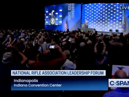 Trump przyjęty owacjami, Pence wybuczany na konwencji krajowej NRA (WIDEO)