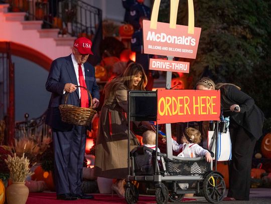 Trump rozdawał słodycze dzieciom z okazji Halloween podczas imprezy w Białym Domu Trump rozdawał słodycze dzieciom z okazji Halloween podczas imprezy w Białym Domu