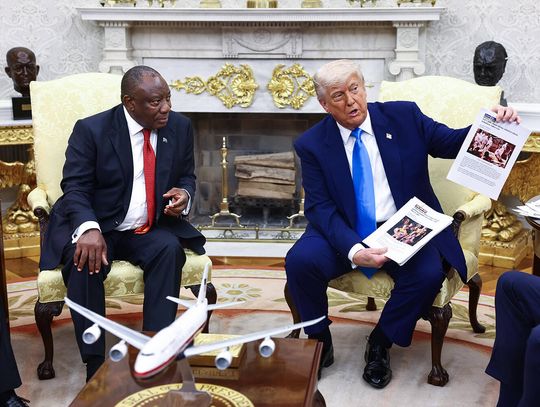 Trump w Białym Domu zaprezentował prezydentowi RPA filmy o "ludobójstwie białych"