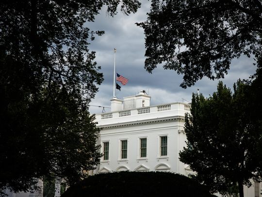 Trump zarządził opuszczenie flag do połowy masztów po śmierci Dolly Parton