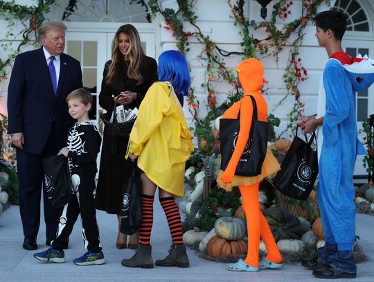 Trumpowie rozdawali słodycze przed Białym Domem z okazji Halloween
