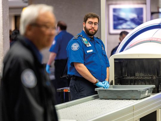 TSA grozi zamknięciem lotnisk z powodu impasu budżetowego i niewypłacania pracownikom