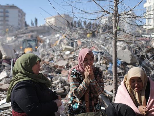 Turcja, Syria. Liczba ofiar trzęsienia ziemi przekroczyła 11 tys.; maleją szanse na odnalezienie ocalałych (WIDEO)