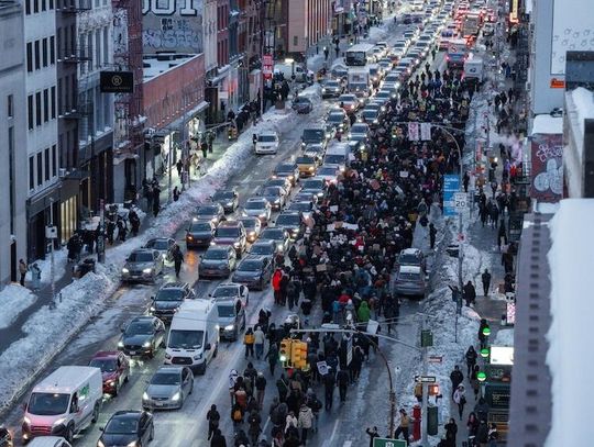 Tysiące ludzi protestują przeciwko działaniom służb ICE w wielu miastach