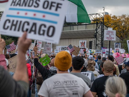 Tysiące osób na ulicach Chicago i przedmieść: protest „No Kings” przeciwko polityce prezydenta Trumpa (WIDEO)