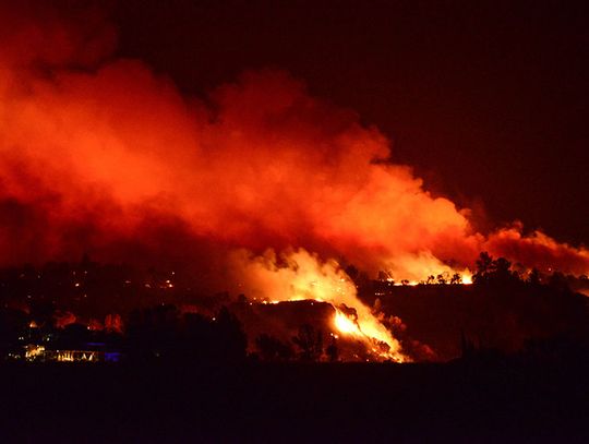 Tysiące strażaków walczy z pożarami; miliony ludzi objętych alertem z powodu złej jakości powietrza