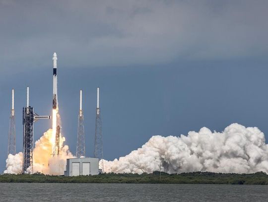 Udany start rakiety, którą po 8 miesiącach na Ziemię ma wrócić dwoje astronautów