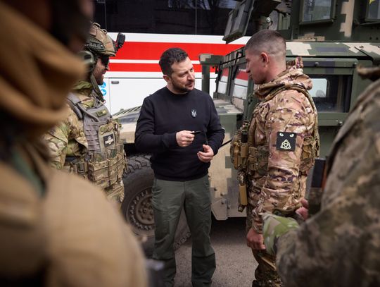 Ukraina. Prezydent Zełenski odwiedził żołnierzy walczących z rosyjską armią w Awdijiwce w Donbasie (WIDEO)