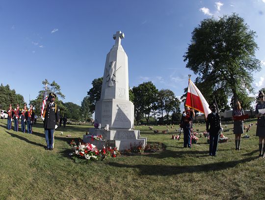 Uroczystości na polonijnych cmentarzach z salwą honorową