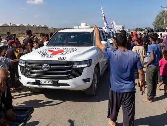 Uwolnieni przez Hamas zakładnicy powrócili do Izraela