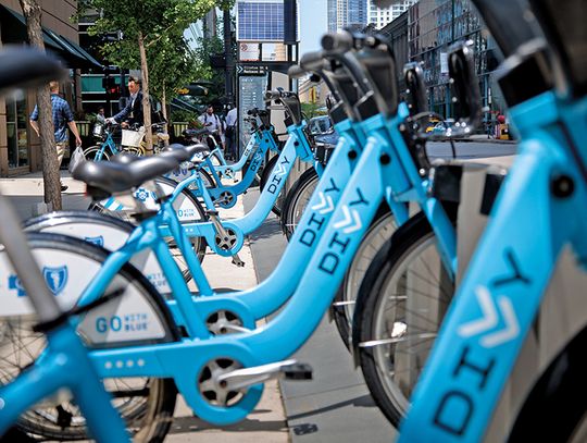 Uzbrojeni złodzieje na miejskich rowerach w centrum Chicago