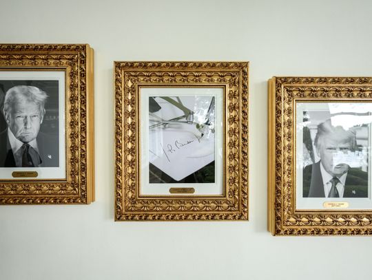 W Białym Domu zamiast fotografii Bidena zawieszono zdjęcie urządzenia do powielania podpisów