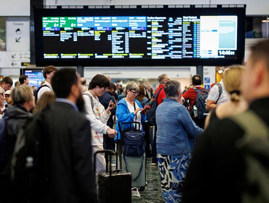 W. Brytania. Zamknięte mosty, odwołane loty, tysiące domów bez prądu z powodu sztormu Floris