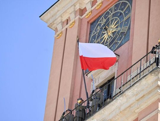 W Dniu Flagi RP podniesiono flagę państwową na wieży zegarowej Zamku Królewskiego