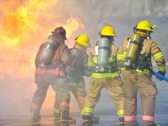 W pożarze i wybuchu w tartaku zginął strażak, są ranni