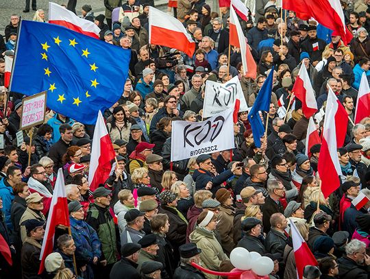 W Warszawie manifestacja KOD rozwiązana po alarmie bombowym