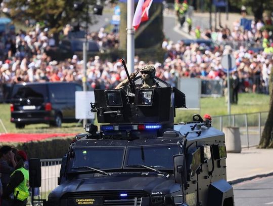 W Warszawie tysiące obserwowały wojskową defiladę liczącą niemal 2 tys. żołnierzy i ok. 300 sztuk sprzętu