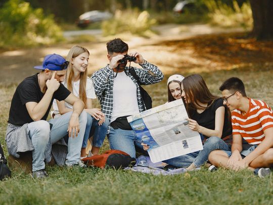Wakacje, które otwierają drzwi na świat. Dlaczego warto wysłać nastolatka na zagraniczny obóz językowy?
