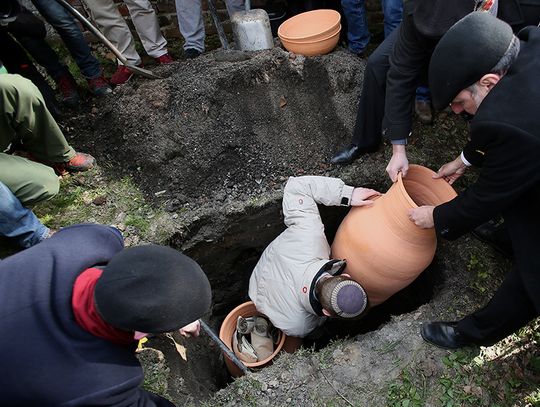 Warszawa. Na Cmentarzu Żydowskim pochowano zwoje Tory (ZDJĘCIA)