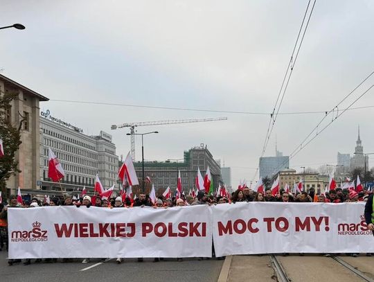 Warszawa. Od 90 do 100 tys. osób mogło przejść w Marszu Niepodległości (WIDEO)