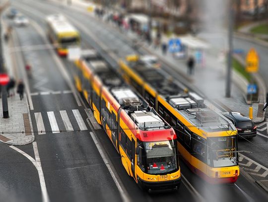 Warszawa. Ostrzelana koparka na budowie tramwaju na Wilanów