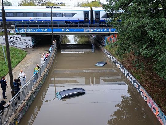 Warszawa. Po nawałnicy ulice przejezdne, nadal zalany tunel w Ursusie (ZDJĘCIA)