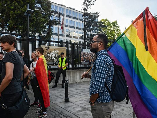 Warszawa. Przed ambasadą USA minuta ciszy w związku z atakiem w Orlando (ZOBACZ ZDJĘCIA)