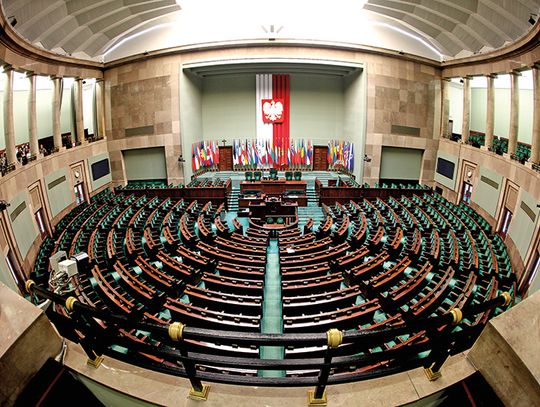 Warszawa. Sejm. Nowo wybrani posłowie zapoznają się z przebiegiem procesu legislacyjnego