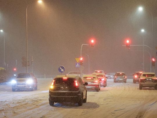 Warszawa. Śnieżyca spowodowała, że kierowcy zdjęli nogę z gazu (ZDJĘCIA)