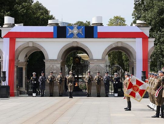 Warszawa. Uroczysta odprawa wart przed Grobem Nieznanego Żołnierza