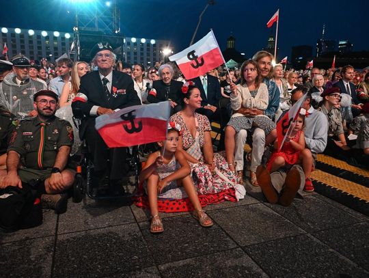 Warszawiacy zaśpiewali powstańcze pieśni na placu Piłsudskiego