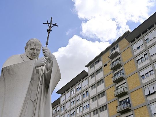 Watykan. Dobre wyniki badań papieża, który pracuje podczas rekonwalescencji w szpitalu