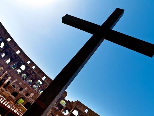 Watykan. Droga Krzyżowa w Koloseum: świat cierpi z powodu cynizmu tyranów i autorytarnych reżimów