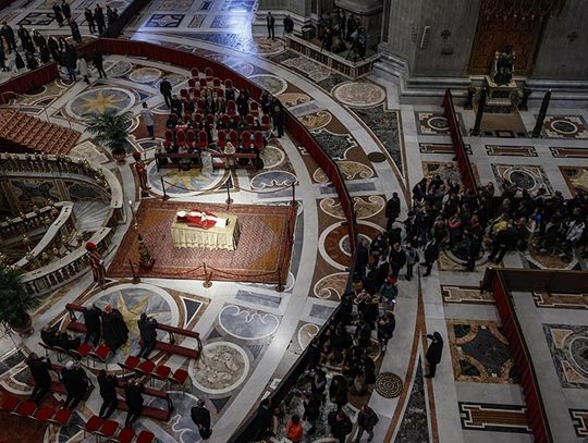 Watykan. Już ponad 100 tys. osób oddało hołd Benedyktowi XVI