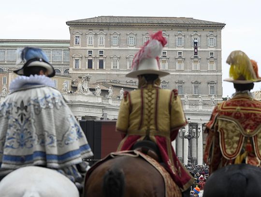 Watykan. Tradycyjny orszak w święto Trzech Króli przyciągnął na plac Św. Piotra tysiące wiernych