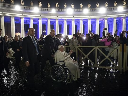 Watykan. W sylwestrowy wieczór papież spotkał się z setkami osób na placu św. Piotra