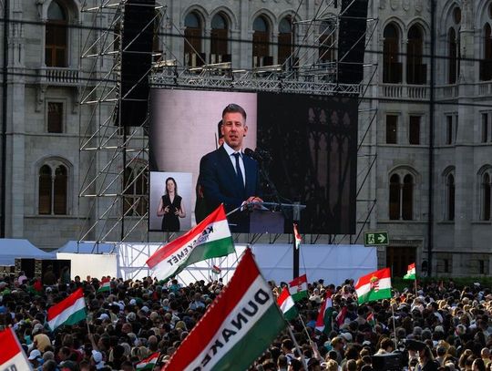 Węgry. Tłumy, muzyka i tańce po zaprzysiężeniu Magyara na premiera