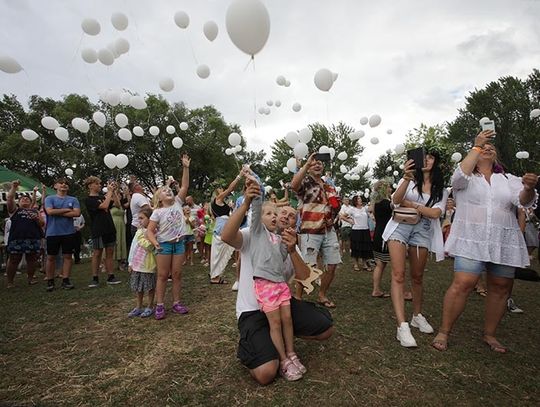 Wianki na wodzie, balony na niebie i rodzinne zabawy, czyli Świętojański Piknik polonijnych „Aniołków”