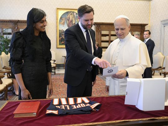 Wiceprezydent Vance wręczył papieżowi Leonowi XIV koszulkę Chicago Bears