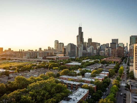 Więcej tanich mieszkań w Chicago, lecz pod kontrolą radnych – kompromis w sprawie „granny flats”