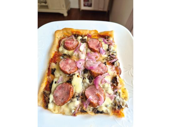 Wiejska pizza z polską kiełbasą