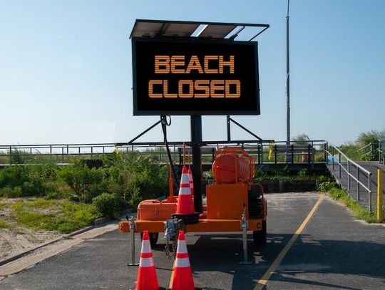 Wiele plaż na Wschodnim Wybrzeżu zamkniętych z powodu zanieczyszczenia wód oceanicznych