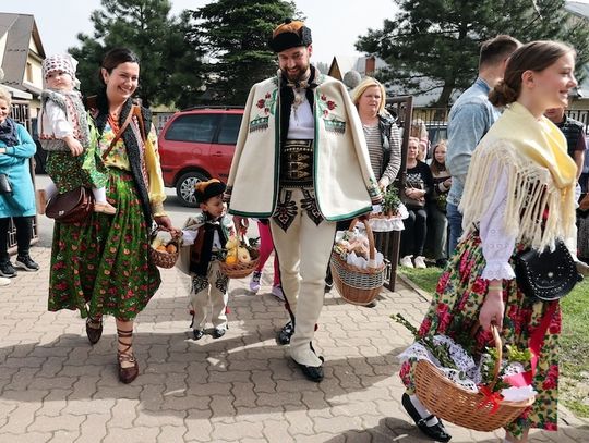 Wielka Sobota w Kościele katolickim to czas zadumy; po zmroku odbywa się liturgia Wigilii Paschalnej