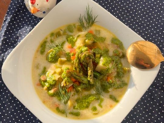 Wiosenna zupa ze szparagami i pesto