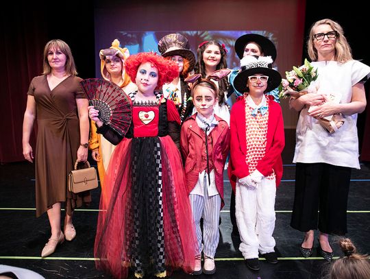 Witajcie w magicznym świecie: „Alicja w Krainie Czarów” w reżyserii Kingi Modjeskiej