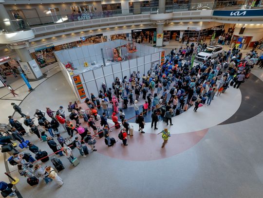 Władze: na lotniskach panują najdłuższe kolejki w historii kraju